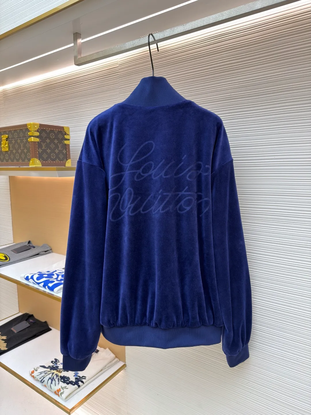 LOUIS VUITTON velvet zipper pocket ribbed long-sleeved jacket ●Original version: Purchased and developed by 20433 ●Item number: 1682205-C30 ●Fabric: velvet fabric ●Technology: knitting ●Color: navy blue ●Version: fitted version ●Weight: about 945 grams ●Size: S-M-L-XL ●Description: This navy blue velvet zipper jacket is made of high-density custom-woven velvet fabric, which has been washed and brushed. The suede is short, dense and shiny, and feels soft and skin-friendly. It is also pre-shrunk to avoid shrinkage and deformation after wearing. The neckline is a stand-up collar and is equipped with a custom-made brass zipper. The chain teeth are made with polished gold-plated washing technology, which is smooth, wear-resistant and not easy to oxidize. The sides and pockets of the body adopt accordion pleat three-dimensional splicing technology, supplemented by high-elastic rib edges of the same color, taking into account the stiffness of the fit and wearing comfort. The left chest is inlaid with a metal nameplate logo, which is made by etching and painting. The details are made of double-needle overlock sewing. The stitching is neat and precise. The overall process takes into account both texture and wearability. Each process is subject to quality control inspection to ensure the exquisite presentation of the pattern and details. The overall wiring is straight and delicate, the fabric is comfortable and soft, and the color is consistent without color difference. It can be matched with the same style to create a fashionable look and control various occasions. Customized accessories, complete with three standards, same style for men and women!